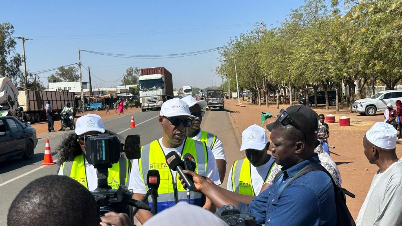 Agents de l'ANASER lors d'une opération de remise de casques et de contrôle routier à Tambacounda